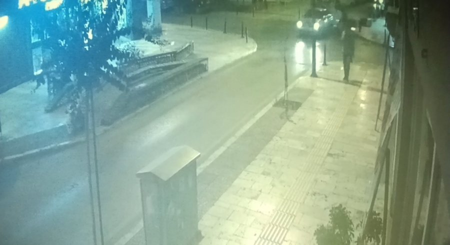 Otomobil İle Çarpışan Motosikletin Sürücüsü Kask Sayesinde Hafif Yaralandı