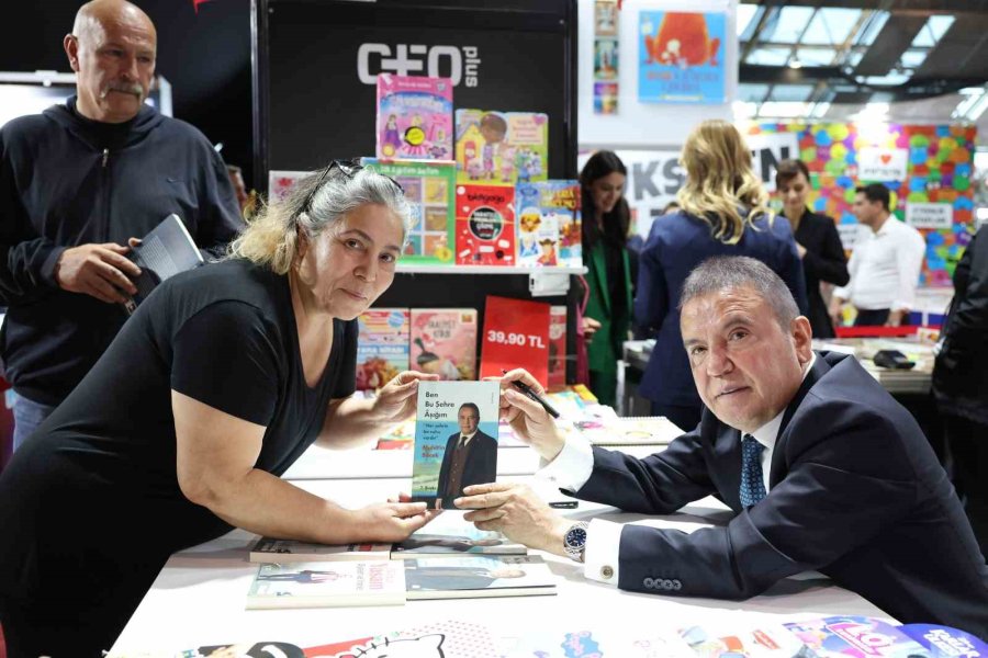 Antalya Kitap Fuarı’na Öğrencilerden Yoğun İlgi