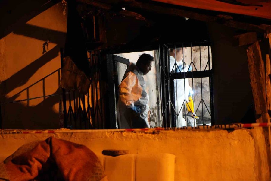 Antalya’da 2 Katlı Evde Çıkan Yangında Genç Kadın Hayatını Kaybetti