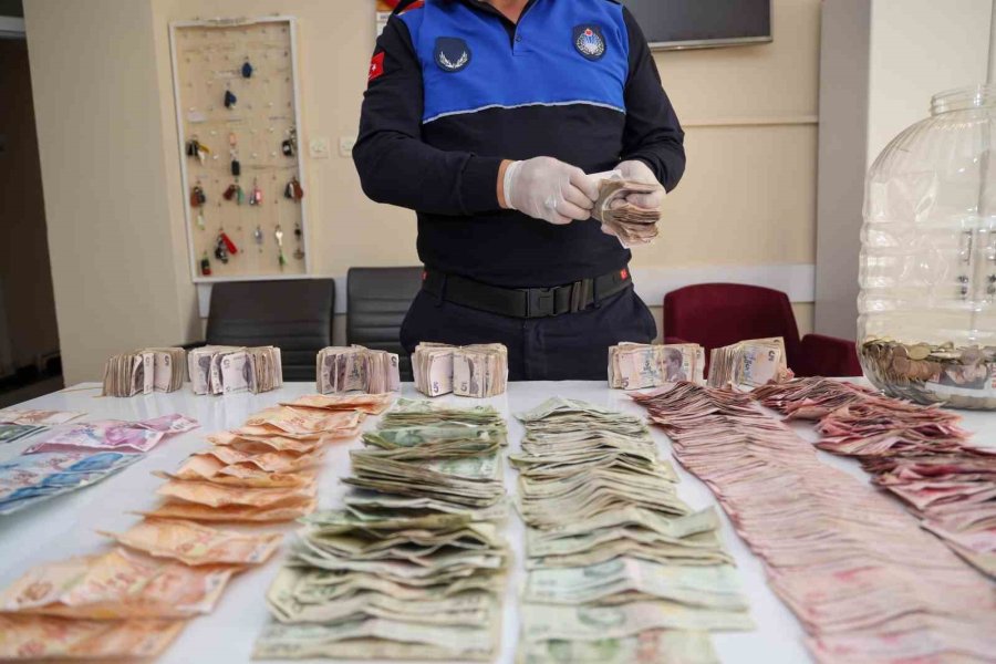 Gezgin Dilenci Trenle Geldiği Konya’da Üzerinden Çıkan Paralarla Pes Dedirtti