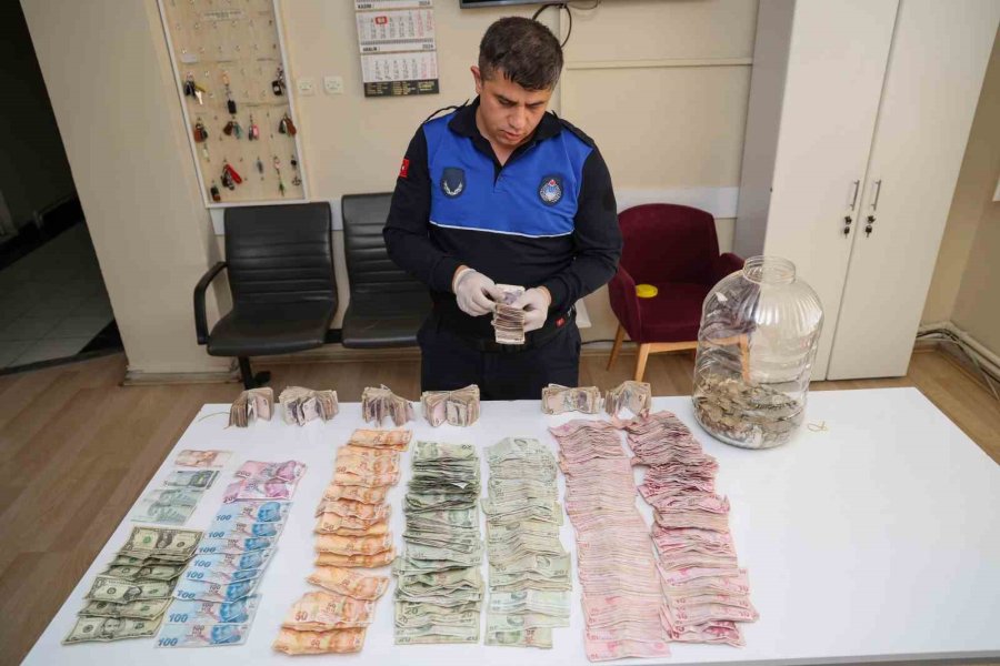 Gezgin Dilenci Trenle Geldiği Konya’da Üzerinden Çıkan Paralarla Pes Dedirtti