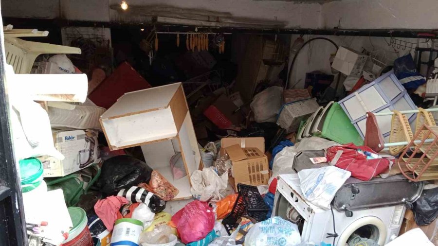 ’çöp Ev’den 24 Ton Çöp Çıktı