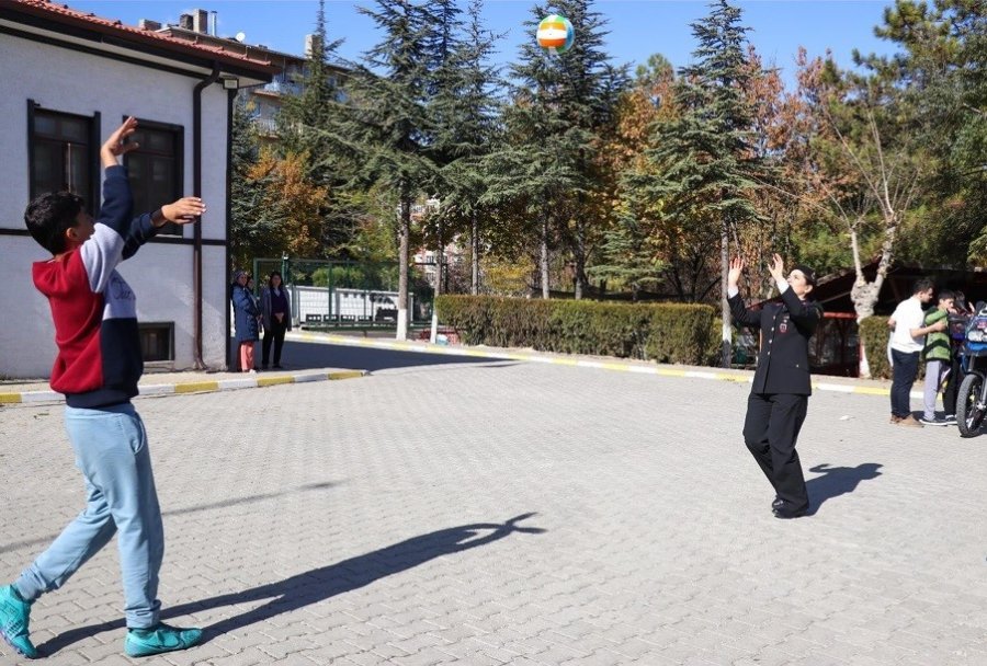 Eskişehir’de Jandarma Ekipleri Çocuklarla Bir Araya Geldi