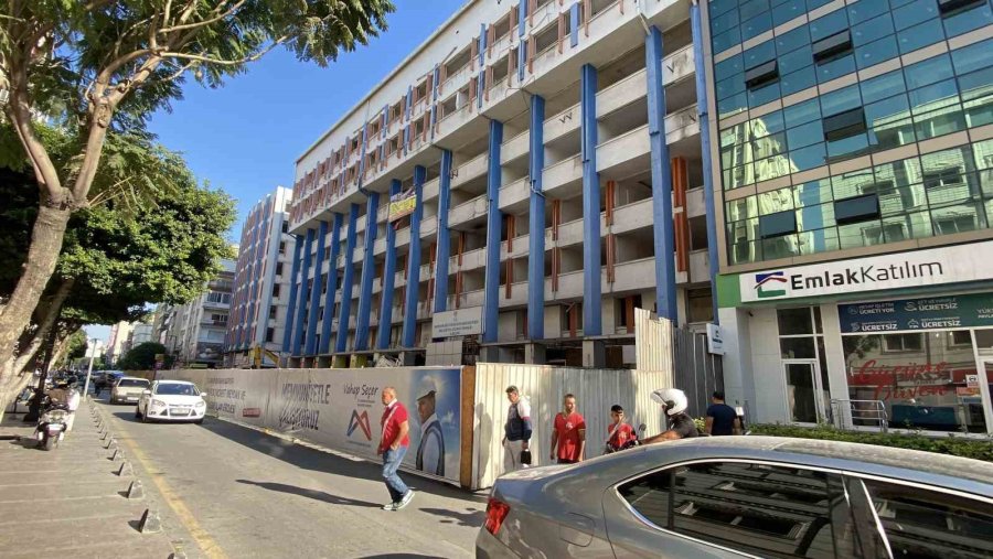 Mersin’in Eski Yapılarından Kırmızı-lacivert Ve Özel İdare İş Hanlarının Yıkımına Başlandı