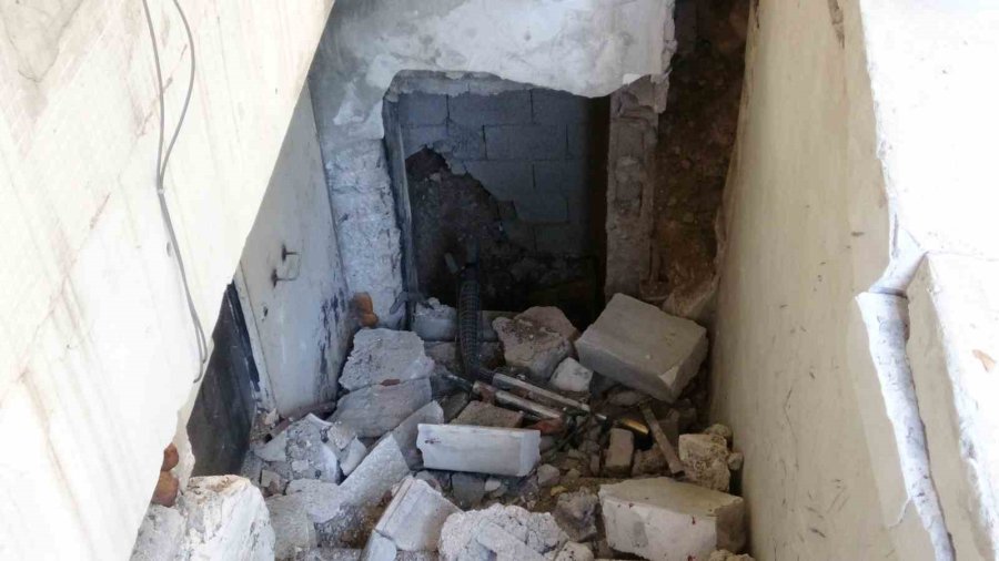 Gaz Sıkışması Bomba Gibi Patladı, 2 Belediye Çalışanı Yaralandı