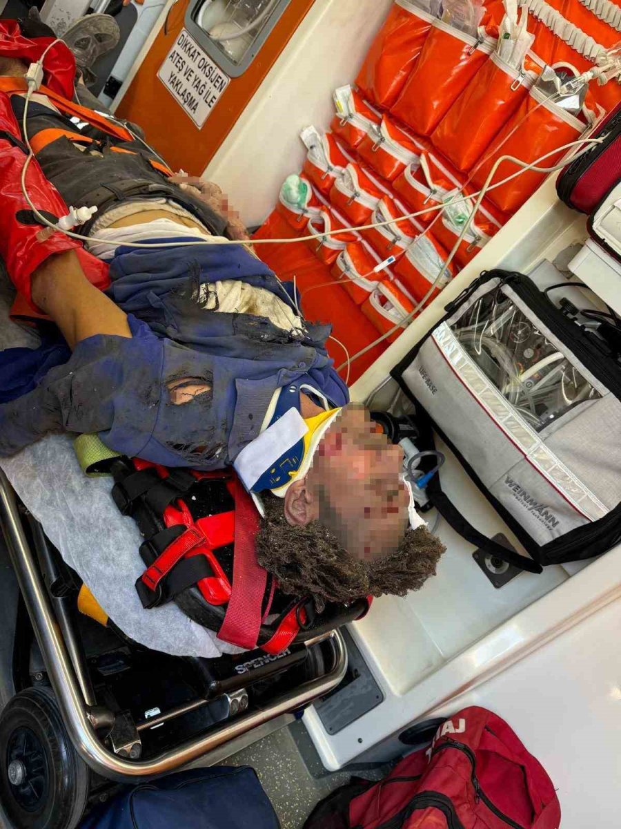 Gaz Sıkışması Bomba Gibi Patladı, 2 Belediye Çalışanı Yaralandı