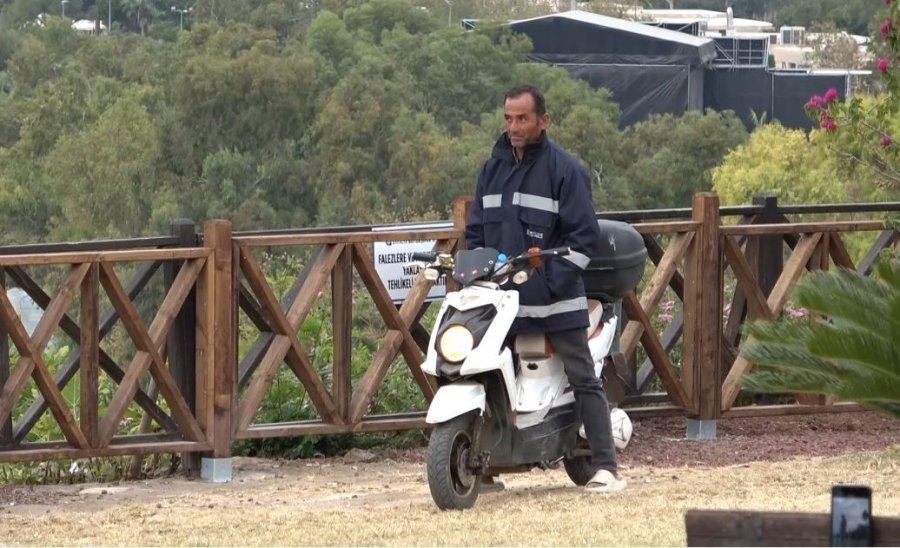 Antalya’da Atatürk İçin Karada Ve Denizde Saygı Duruşu