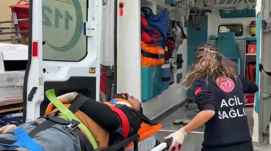 Müze Tadilatında Portatif Asansör Devrildi: 2 İşçi Yaralı