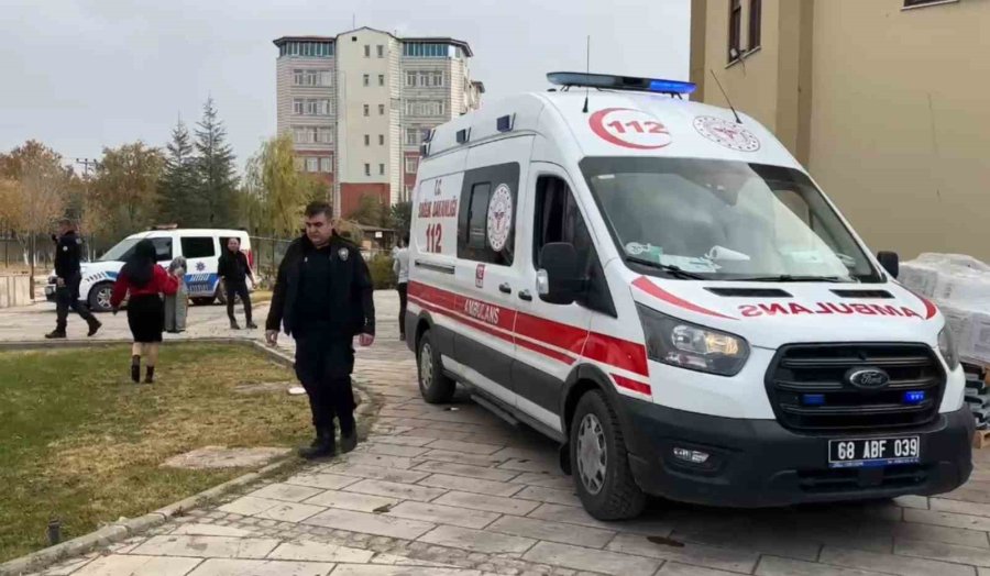 Müze Tadilatında Portatif Asansör Devrildi: 2 İşçi Yaralı