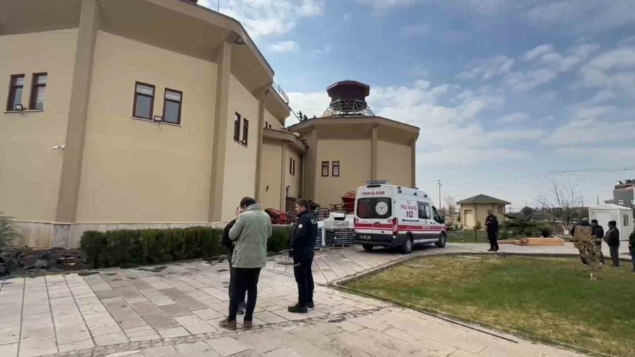 Müze Tadilatında Portatif Asansör Devrildi: 2 İşçi Yaralı