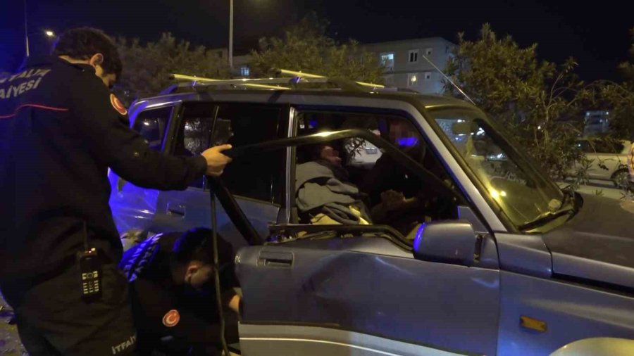 Kazada Aracın İçinde Sıkışan Annesinin Elini Bir An Olsun Bırakmadı