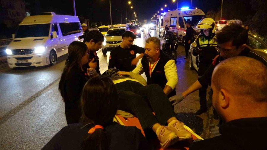 Kazada Aracın İçinde Sıkışan Annesinin Elini Bir An Olsun Bırakmadı