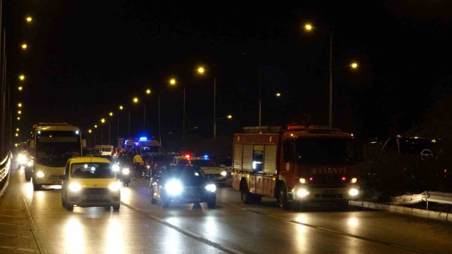 Kazada Aracın İçinde Sıkışan Annesinin Elini Bir An Olsun Bırakmadı