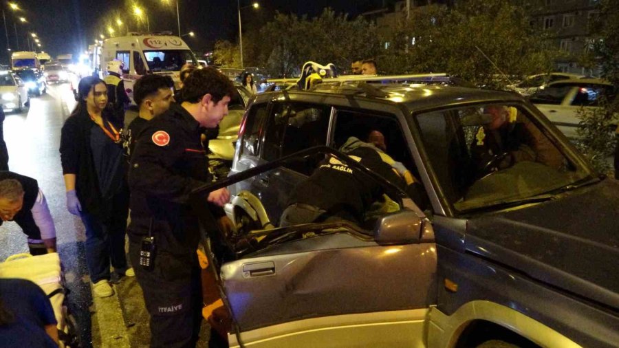 Kazada Aracın İçinde Sıkışan Annesinin Elini Bir An Olsun Bırakmadı