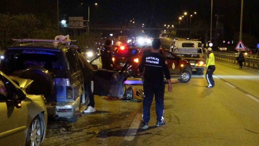 Kazada Aracın İçinde Sıkışan Annesinin Elini Bir An Olsun Bırakmadı