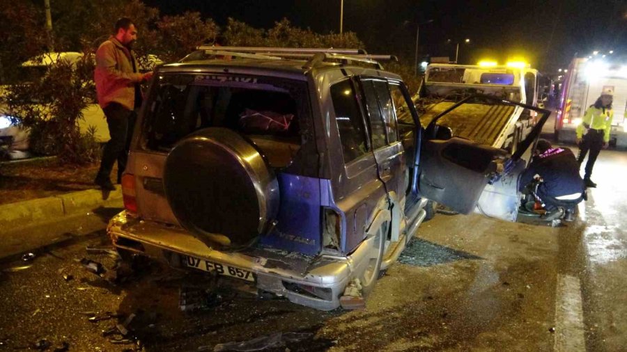 Kazada Aracın İçinde Sıkışan Annesinin Elini Bir An Olsun Bırakmadı