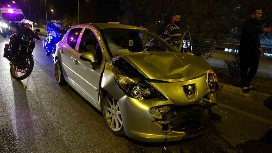 Kazada Aracın İçinde Sıkışan Annesinin Elini Bir An Olsun Bırakmadı