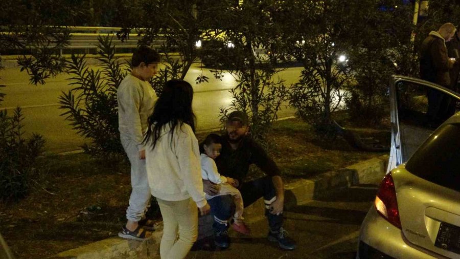 Kazada Aracın İçinde Sıkışan Annesinin Elini Bir An Olsun Bırakmadı