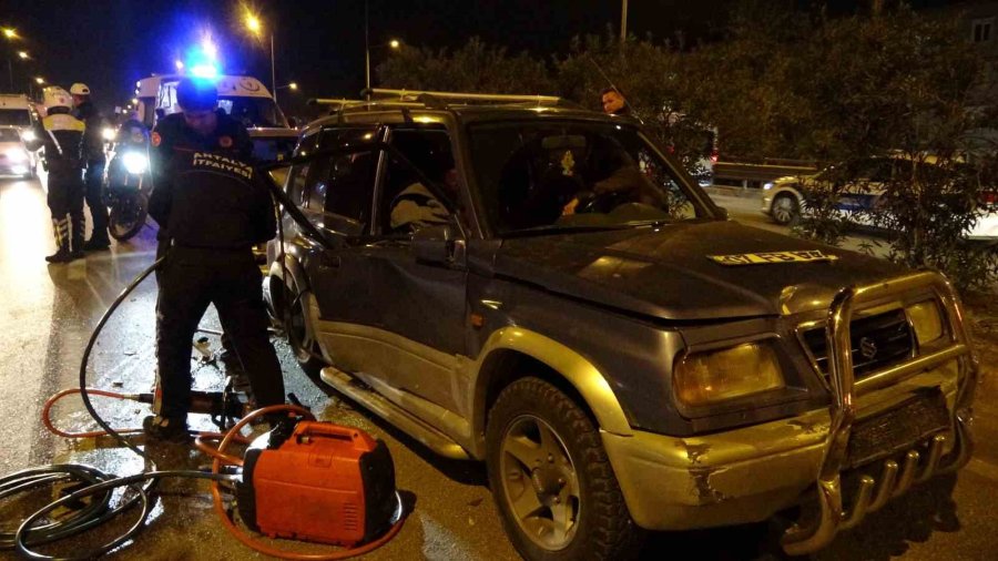 Kazada Aracın İçinde Sıkışan Annesinin Elini Bir An Olsun Bırakmadı