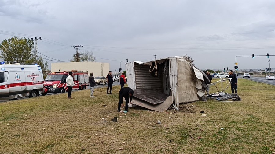 Eşya Yüklü Kamyonet Takla Attı, Savrulan Eşyaları Sahipleri Topladı