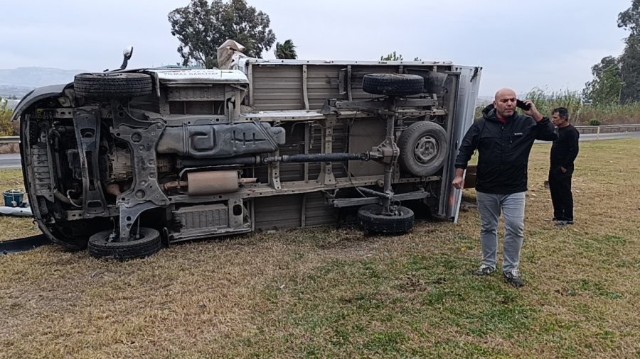 Eşya Yüklü Kamyonet Takla Attı, Savrulan Eşyaları Sahipleri Topladı