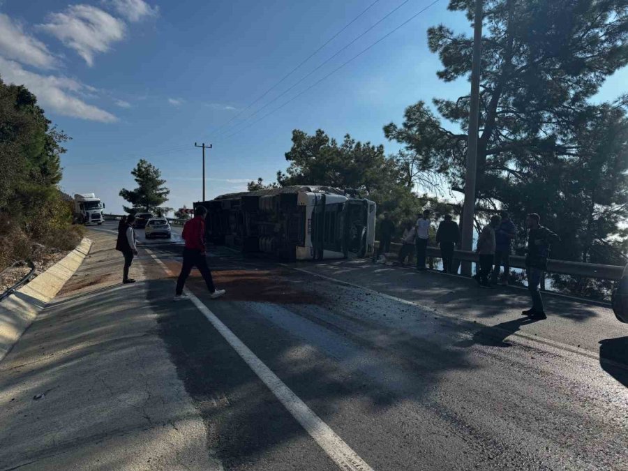 Devrilen Tırın Sürücüsü Yaralandı