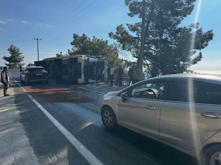 Devrilen Tırın Sürücüsü Yaralandı