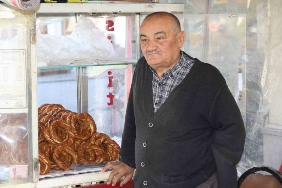 Tek Koluna Rağmen Hayata Dört Elle Sarılan Simitçinin Azmi Takdir Topluyor