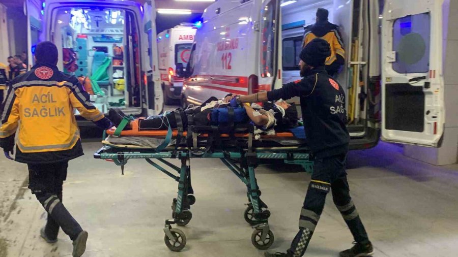 Karaman’da Otobüsü Sollamak İsteyen Otomobil Refüjdeki Ağaçlara Çarptı: 2’si Çocuk 4 Yaralı