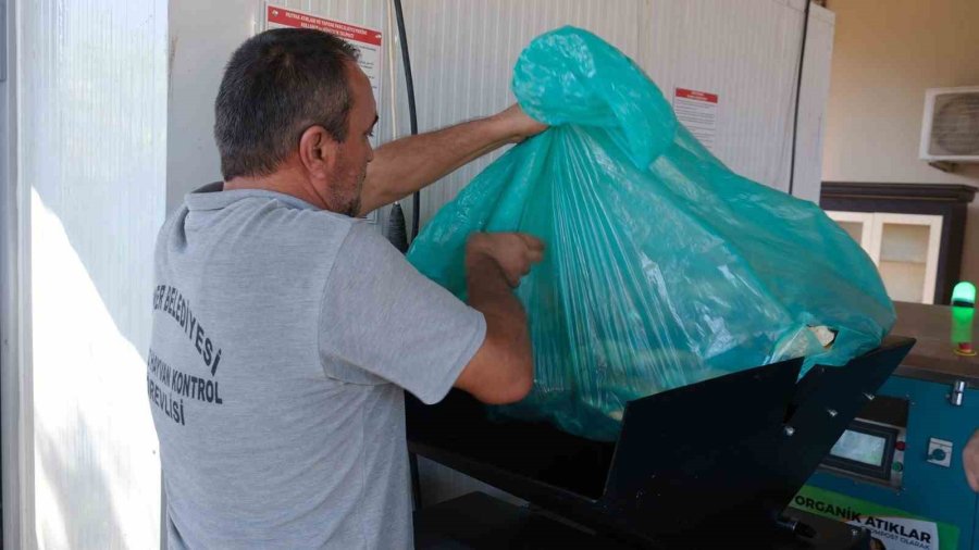 Kemer Belediyesi ‘can Dostlara’ Mama Üretiyor