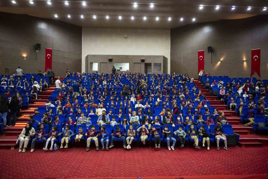 Mersin’de ’iki Bavul Dolusu’ Adlı Oyun Sahnelendi