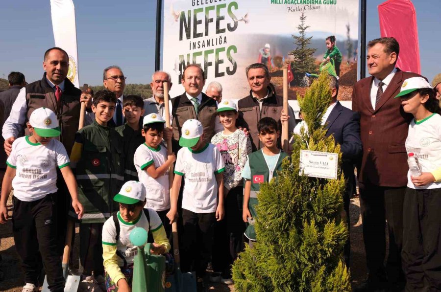 Mersin’de ’milli Ağaçlandırma Günü’nde 22 Bin Fidan Toprakla Buluştu