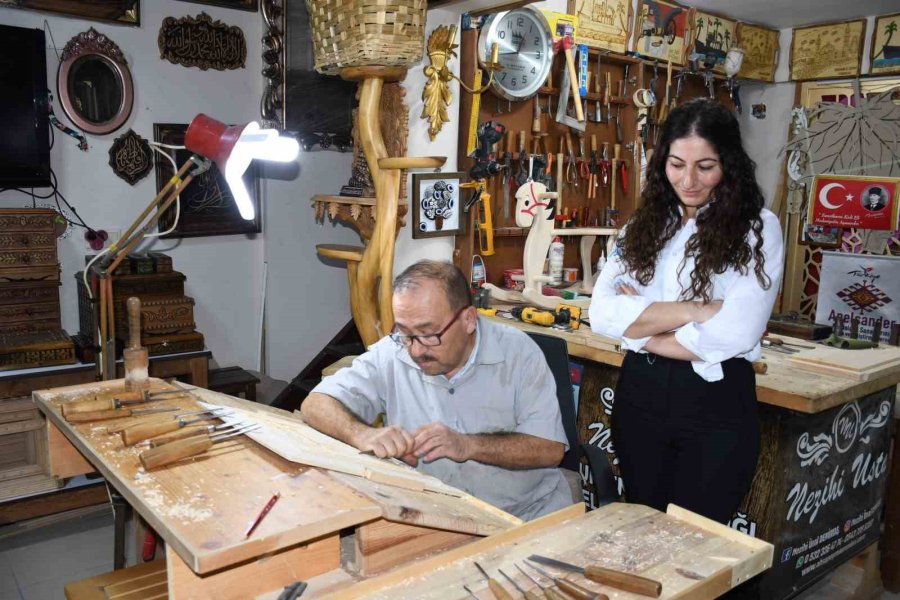 Kaybolan Meslekler Arasında Yer Alan Ahşap Oymacılığı Sanatını Kendi İmkanları İle Yaşatmaya Çalışıyor