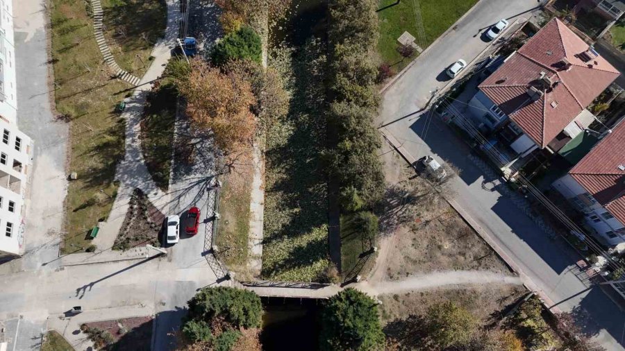 Sonbaharda Dökülen Yapraklar Porsuk Çayı Yüzeyini Kapladı