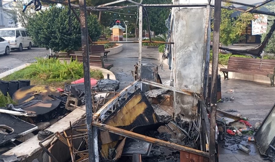 Ekmek Teknesi Gece Küle Döndü, Sabah İşyerine Gelince Küle Dönmüş İşyerini Gördü