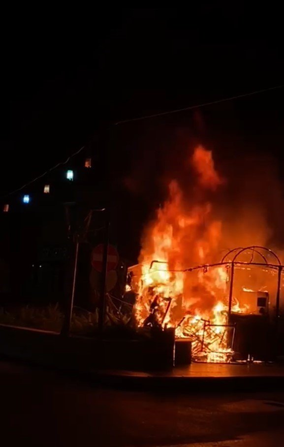 Ekmek Teknesi Gece Küle Döndü, Sabah İşyerine Gelince Küle Dönmüş İşyerini Gördü