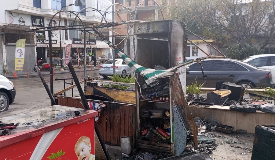 Ekmek Teknesi Gece Küle Döndü, Sabah İşyerine Gelince Küle Dönmüş İşyerini Gördü