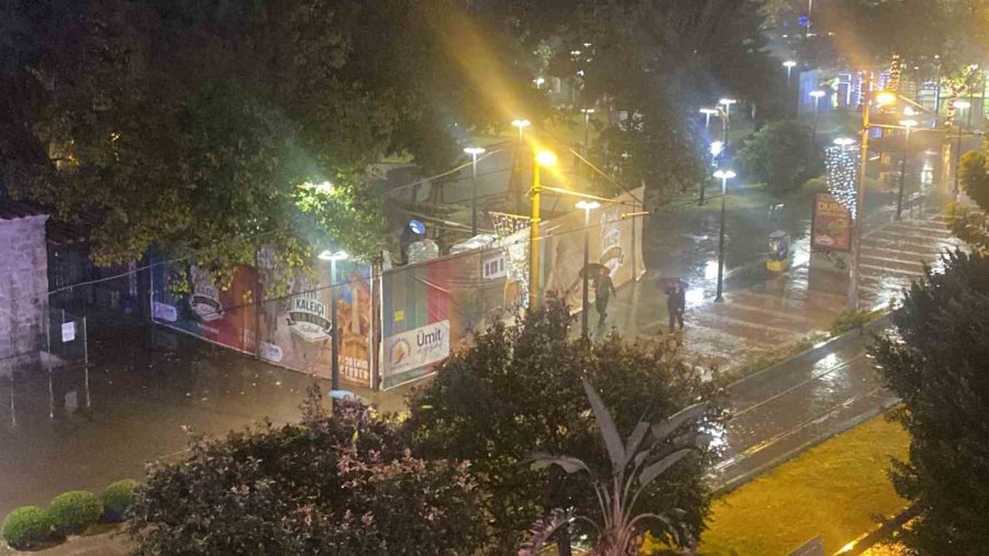 Antalya’da Aniden Bastıran Sağanağa Vatandaşlar Hazırlıksız Yakalandı