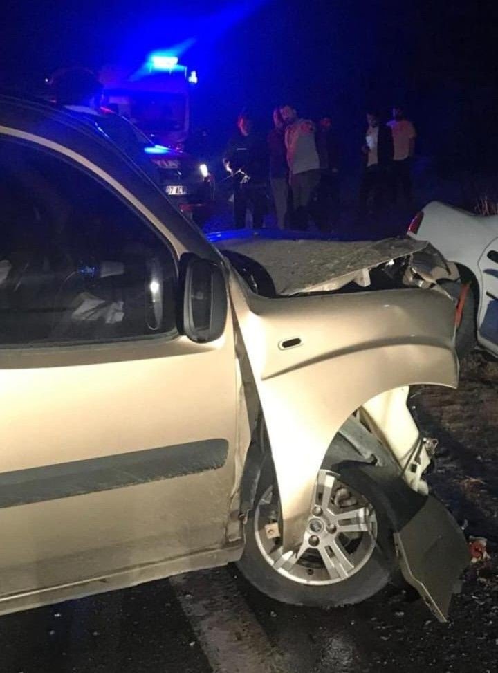 Gazipaşa-anamur Yolunda İki Otomobil Kafa Kafaya Çarpıştı: 1 Ölü, 1’i Ağır 4 Yaralı