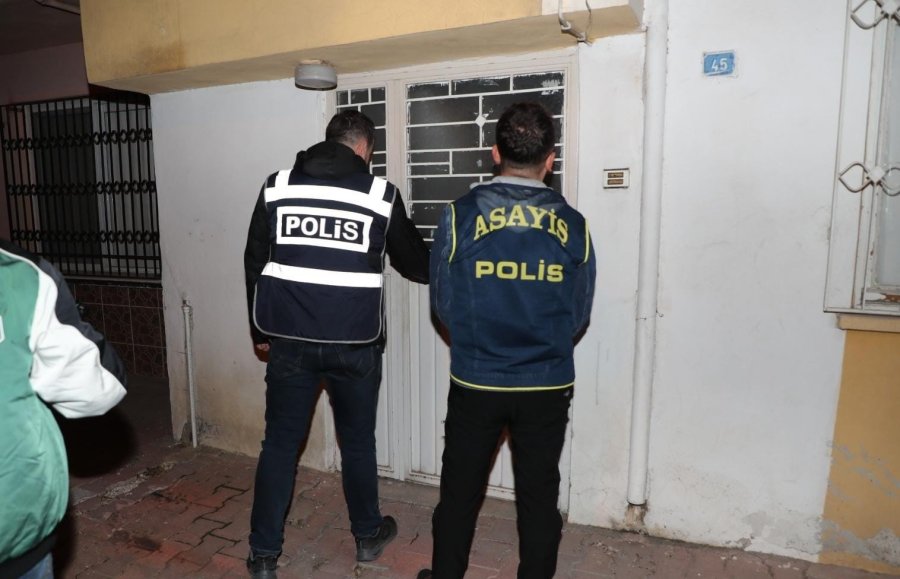 Aranan Şahıs Koltuk Arkasından Çıktı