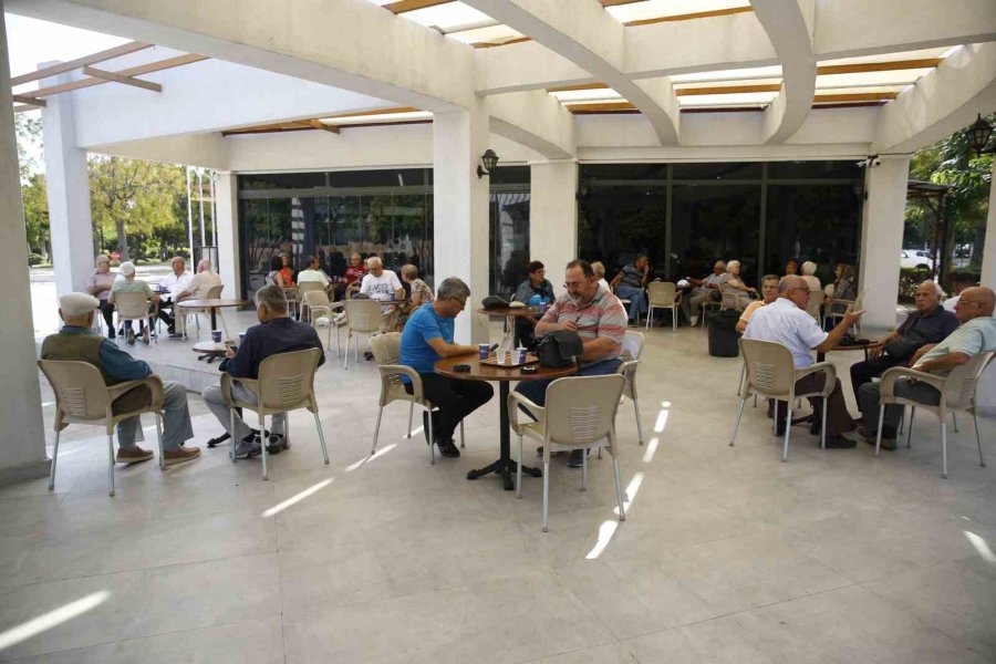 Emekliler Kahvesi’nde Keyifli Emeklilik