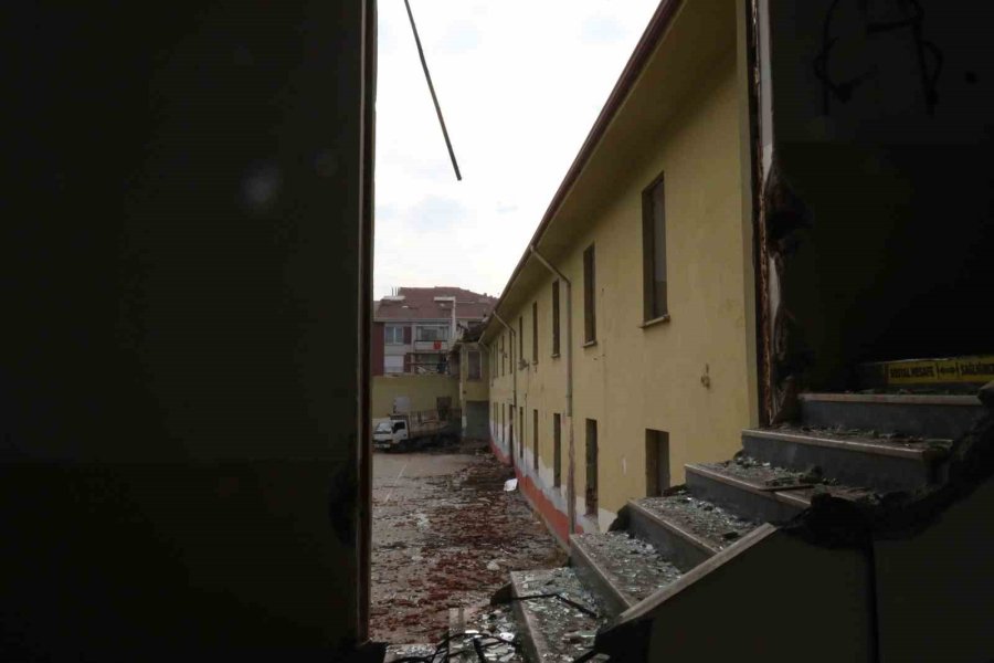 İha’nın Haberinden Sonra Uyuşturucu Yuvasına Dönen Okulun Yıkımına Başlandı