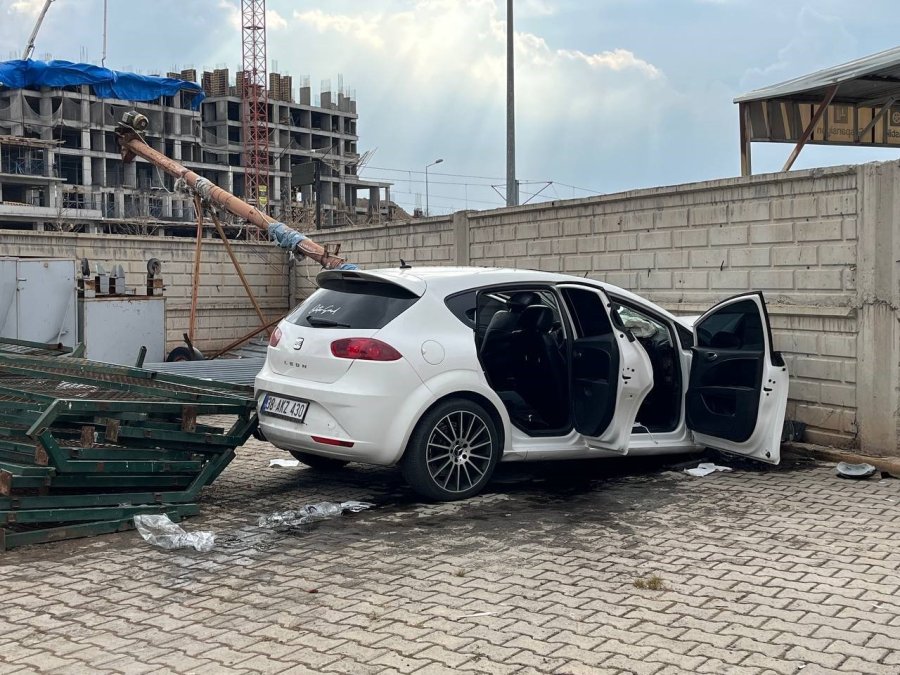 Kaza Yapan Otomobil İş Yeri Duvarına Girdi, Yaşlı Adam Kıl Payı Kurtuldu