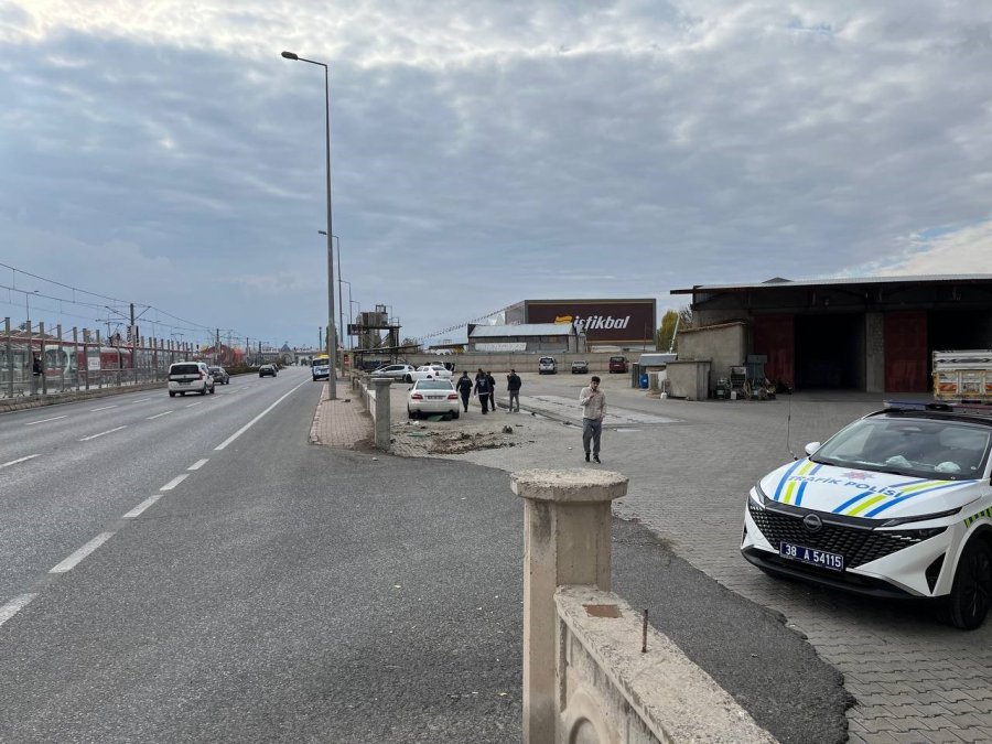 Kaza Yapan Otomobil İş Yeri Duvarına Girdi, Yaşlı Adam Kıl Payı Kurtuldu