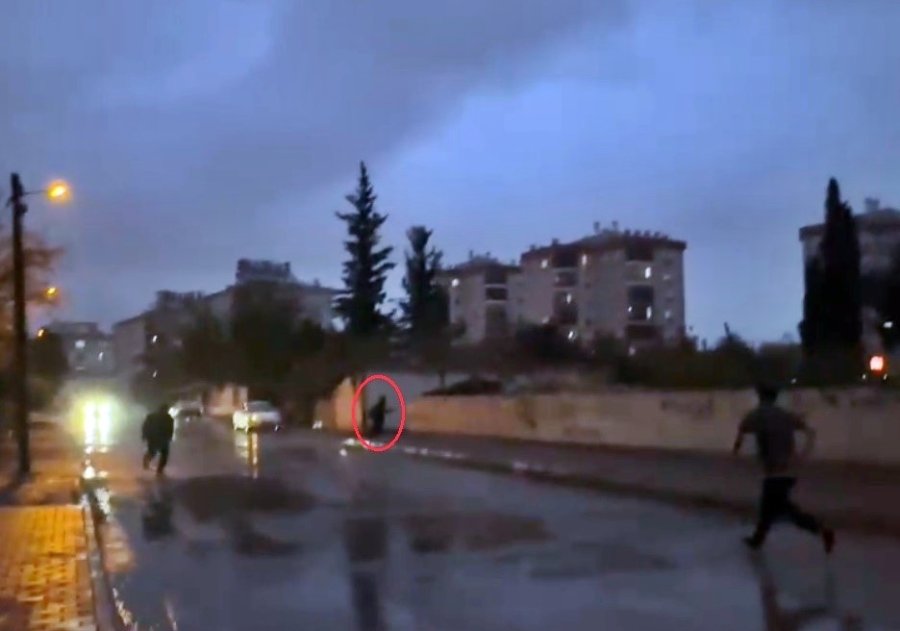 Müezzin Ve Cemaati Camiye Sokmayan Eli Bıçaklı Şahıs, Cemaat Tarafından Taşla Kovalandı