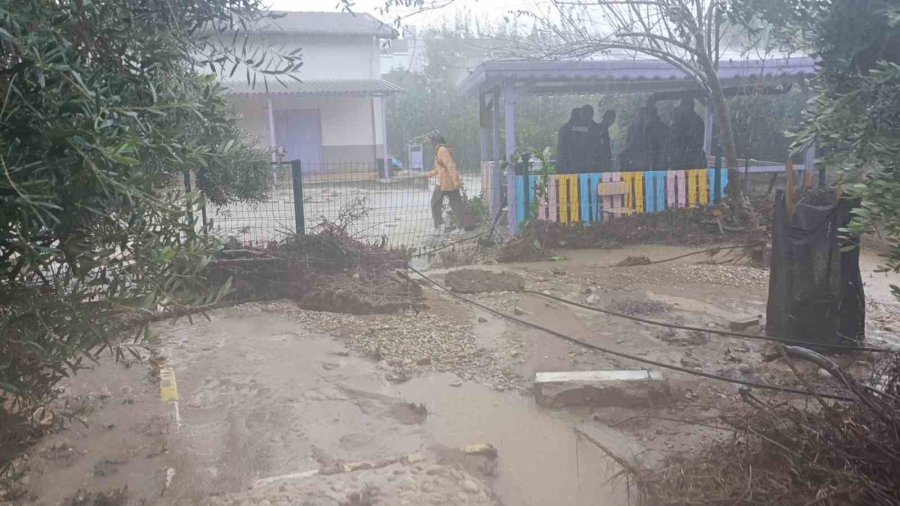 Sel Suları İstinat Duvarını Yıktı, İlköğretim Okulu Sele Teslim Oldu