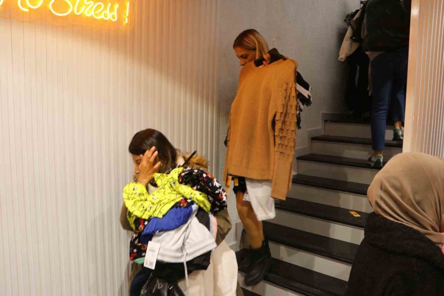 Kadınların Kıyafet Kapma Yarışı Kamerada