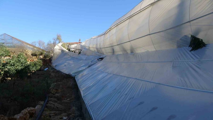 Alanya’da Sağanak Ve Fırtına Sebze İle Meyveleri Vurdu