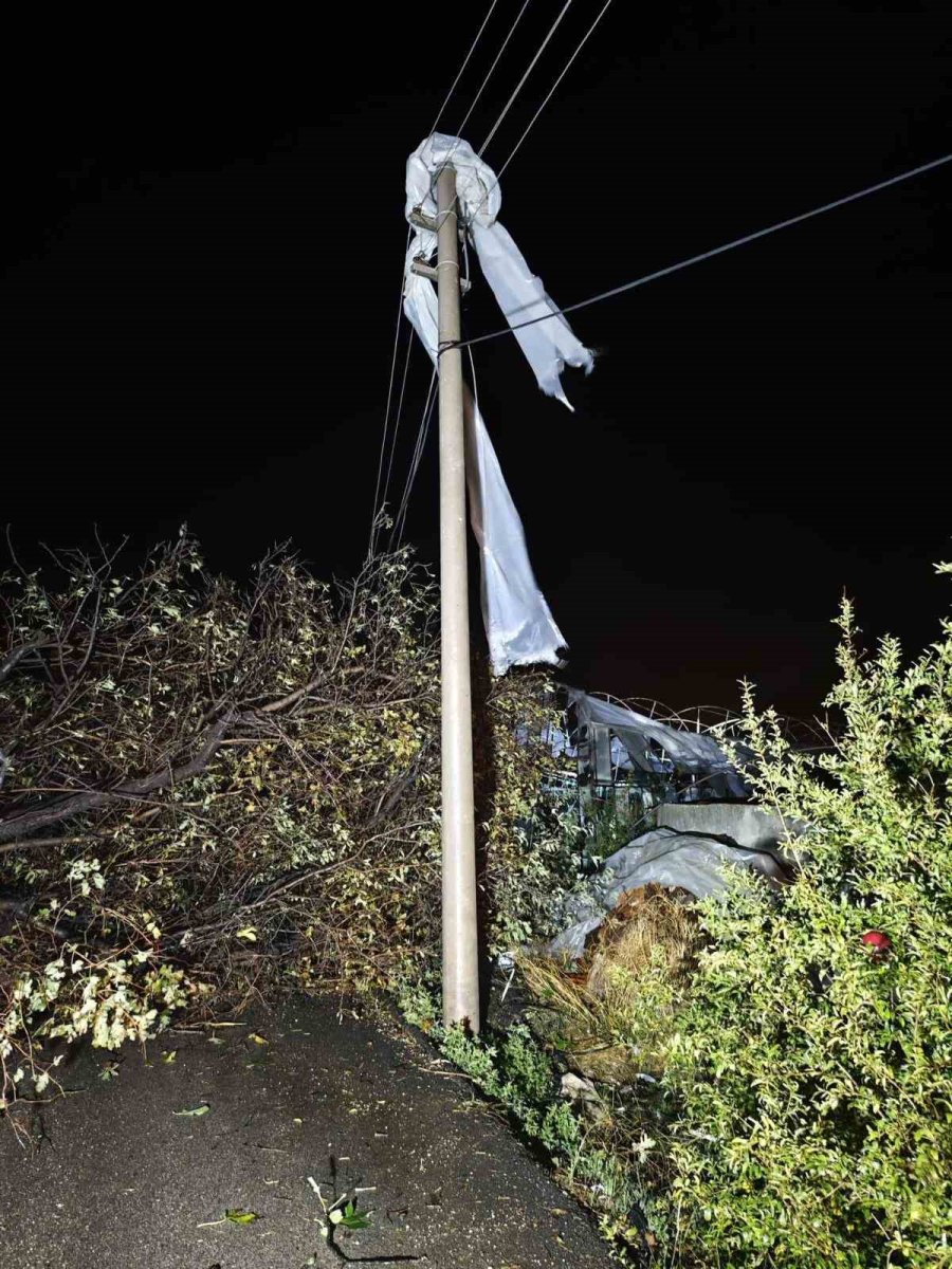 Antalya’da Hortum Yıkıp Geçti, Evler Ve Seralar Hasar Gördü