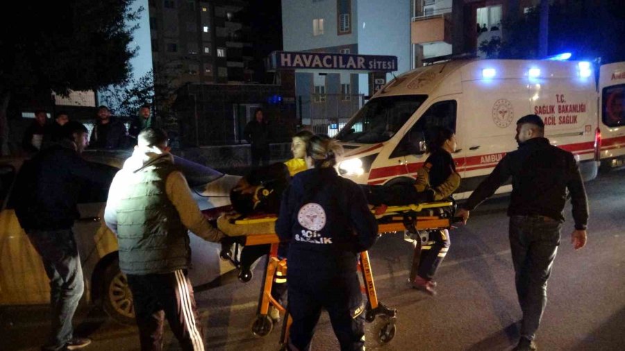 Yayaya Yol Veren Araca Çarptı, Sıkışan Sürücüyü Vatandaşlar Çıkardı